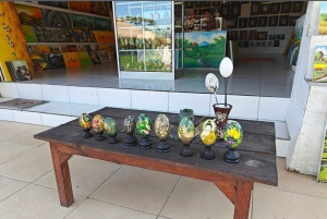 Ubud: Balinesische Eiermalerei, Leinwand und Canang-Sari-Opfergabe