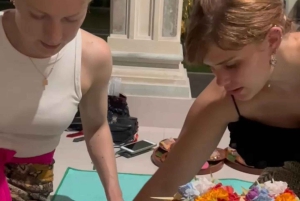 Ubud: Balinesische Eiermalerei, Leinwand und Canang-Sari-Opfergabe