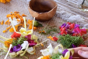 Ubud: Balinesische Eiermalerei, Leinwand und Canang-Sari-Opfergabe