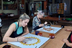 Ubud: Balinesische Eiermalerei, Leinwand und Canang-Sari-Opfergabe