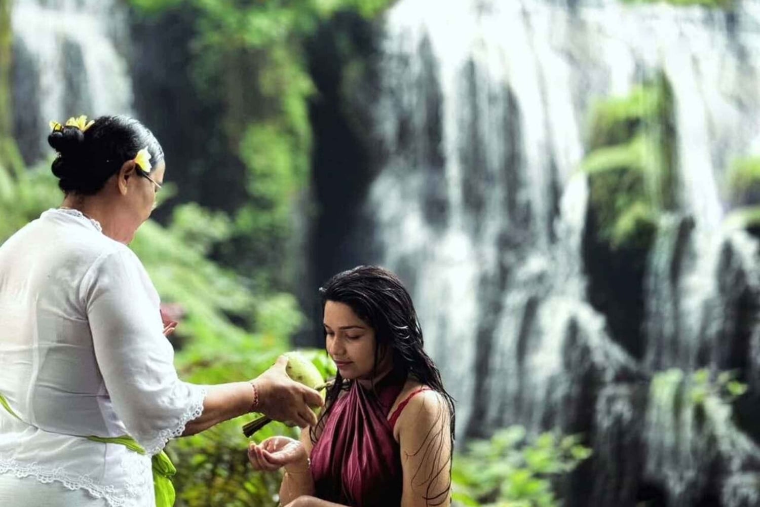 Ubud: Balinesisk renselsesritual ved Griya Beji-vandfaldet
