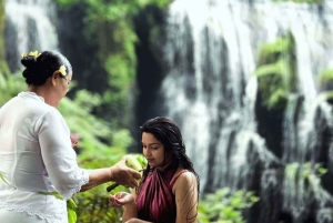 Ubud: Balinesisk renselsesritual ved Griya Beji-vandfaldet