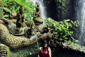 Ubud: Balinesisk renselsesritual ved Griya Beji-vandfaldet