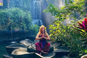 Ubud: Balinesisk renselsesritual ved Griya Beji-vandfaldet