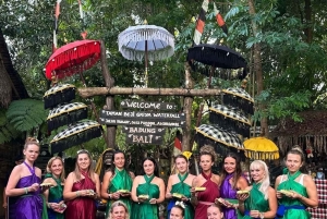 Ubud: Balinesisk renselsesritual ved Griya Beji-vandfaldet