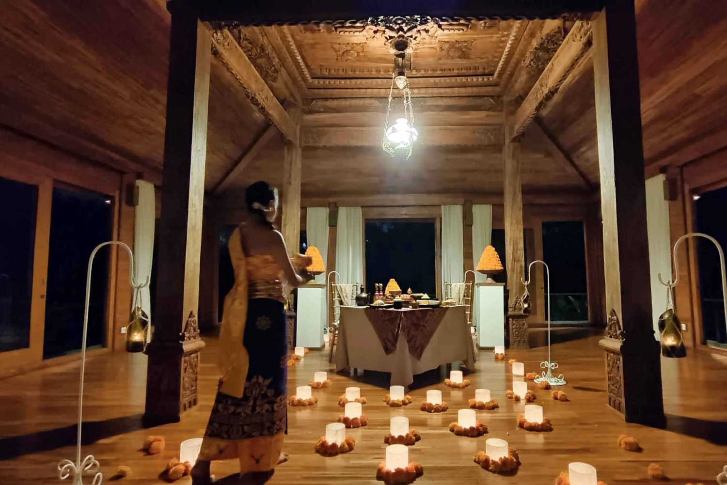 Ubud: Balinesisk kongelig middag med utsikt over tropisk skog