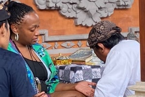 Ubud : Combination of Palm Reading and Healing Therapy