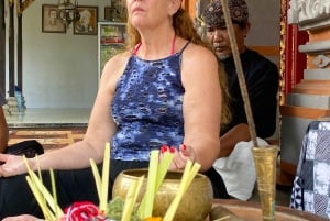 Ubud : Combination of Palm Reading and Healing Therapy