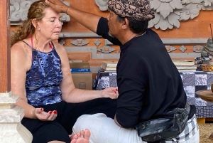 Ubud: combinación de lectura de manos y terapia curativa