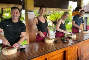 Ubud: Corso di cucina con trasferimenti e visita al mercato opzionale