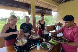 Ubud : Cours de cuisine avec transferts et visite facultative du marché