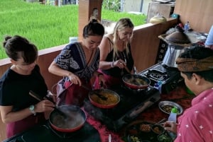 Ubud: Matlagningskurs med transfer och valfritt marknadsbesök