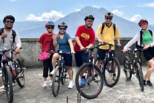 ウブド：火山を下りるサイクリングと棚田訪問をお楽しします