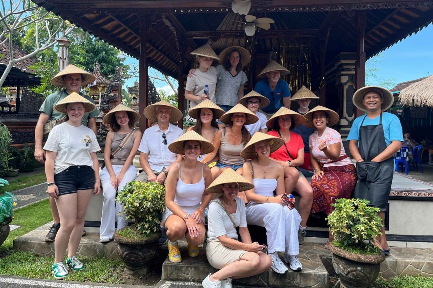 ウブドのギャラリー体験：文化、滝、棚田をご案内します