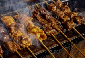 Ubud: Wycieczka kulinarna Gianyar Night Market z ponad 17 degustacjami
