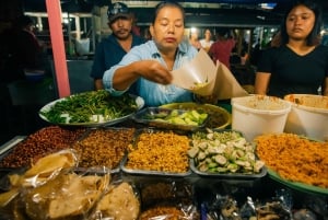 Ubud: Wycieczka kulinarna Gianyar Night Market z ponad 17 degustacjami