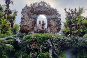 Ubud: Glasfabrik, Wasserfall und Taman-Dedari-Tour