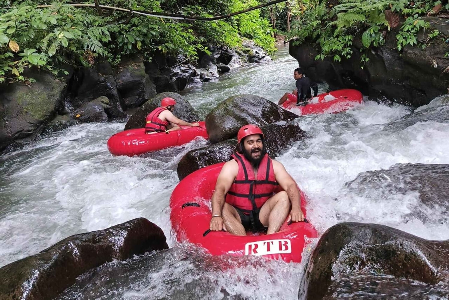 Ubud: tubing guidato nella giungla con pranzo