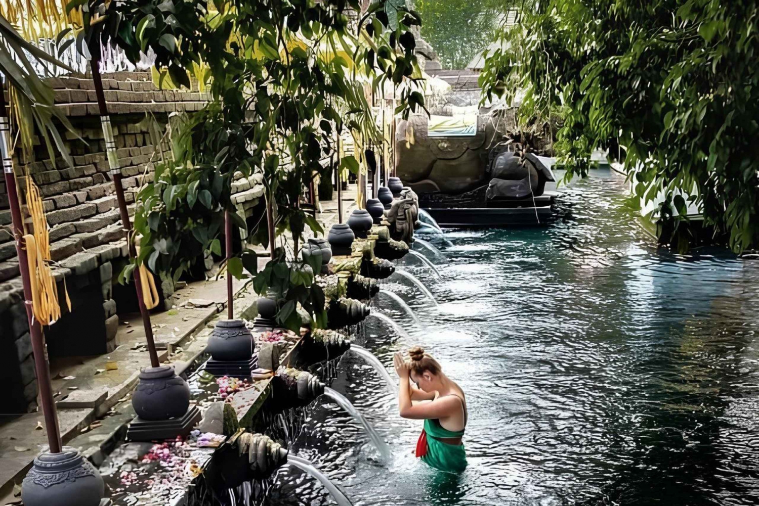 les chutes d'eau et l'auto-purification dans les temples d'eau bénite