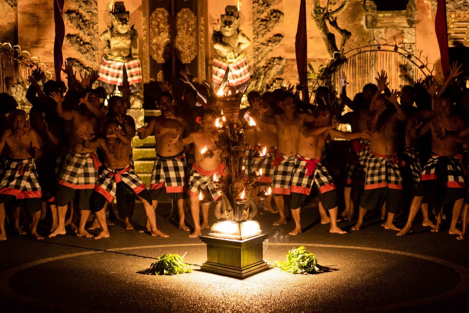 Ubud: Kecak Fire Dance med transfer och valfri dagstur