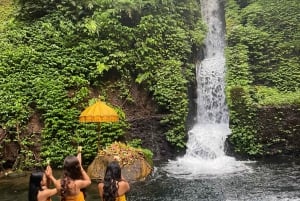 Ubud: Ceremonia Melukat y Excursión al Atardecer por la Cresta de Campuhan