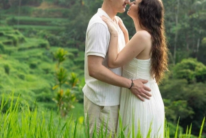 ウブドのモンキーフォレスト、寺院、棚田、滝ツアー