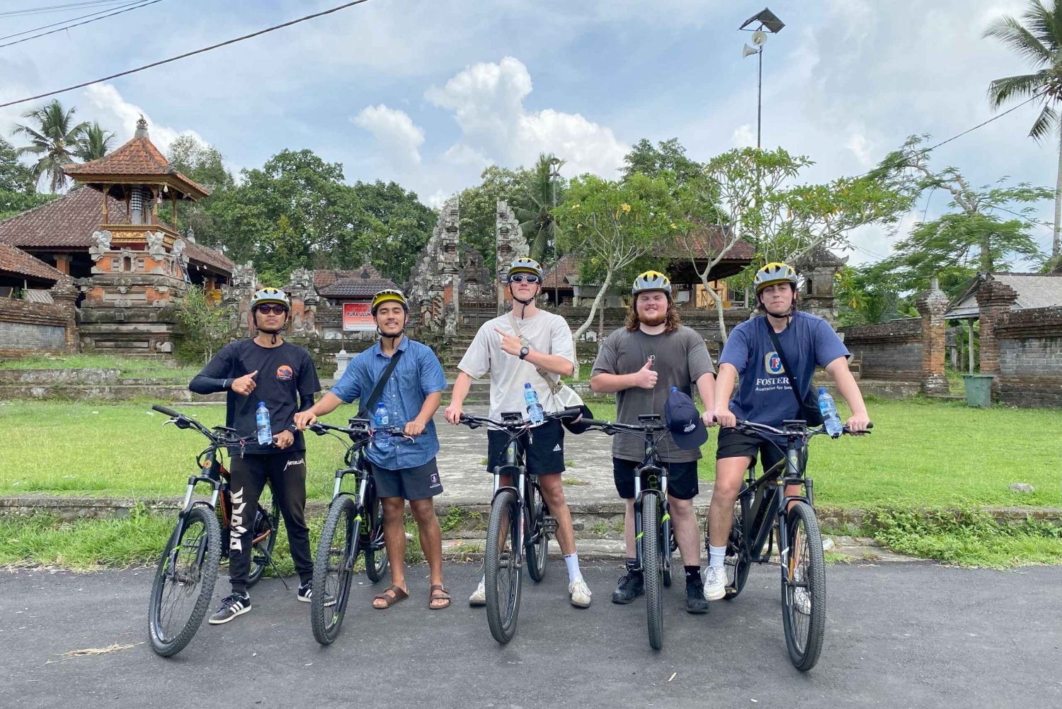 Ubud: Tour privato in bicicletta con risaia, vulcano, pasti e piscina