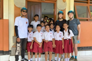 Ubud: Tour privado en bici con arrozal, volcán, comida y piscina
