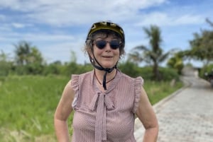 Ubud: Sykkeltur nedoverbakke med rismarker, vulkan og måltid