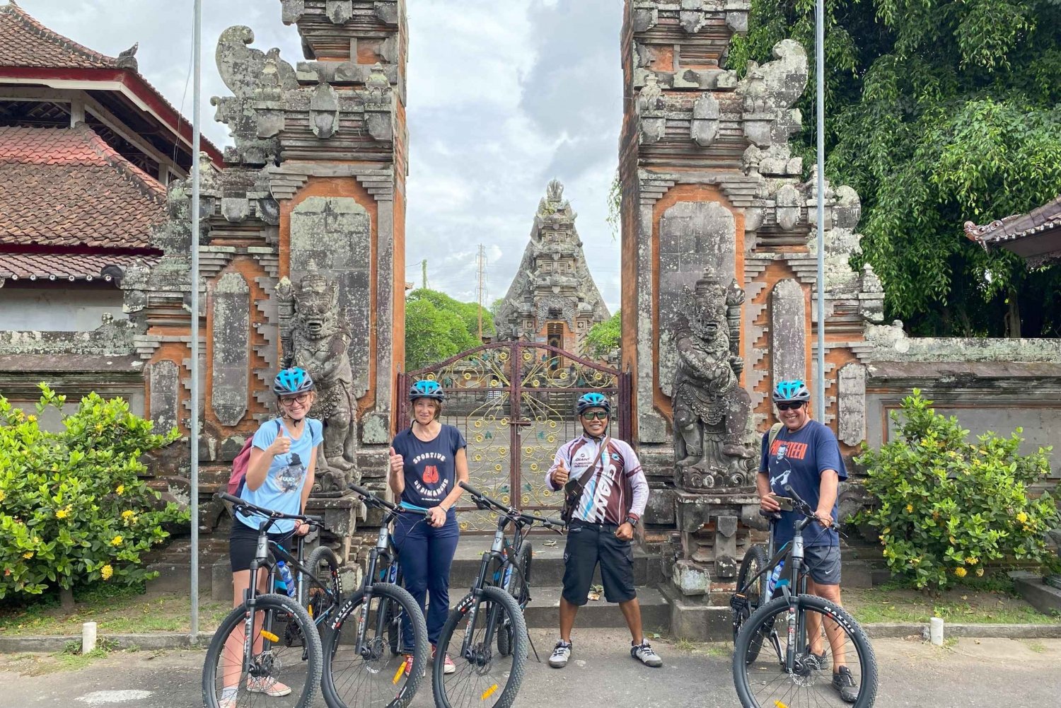 Ubud: Tour privado en E-bike por los arrozales con comida y piscina