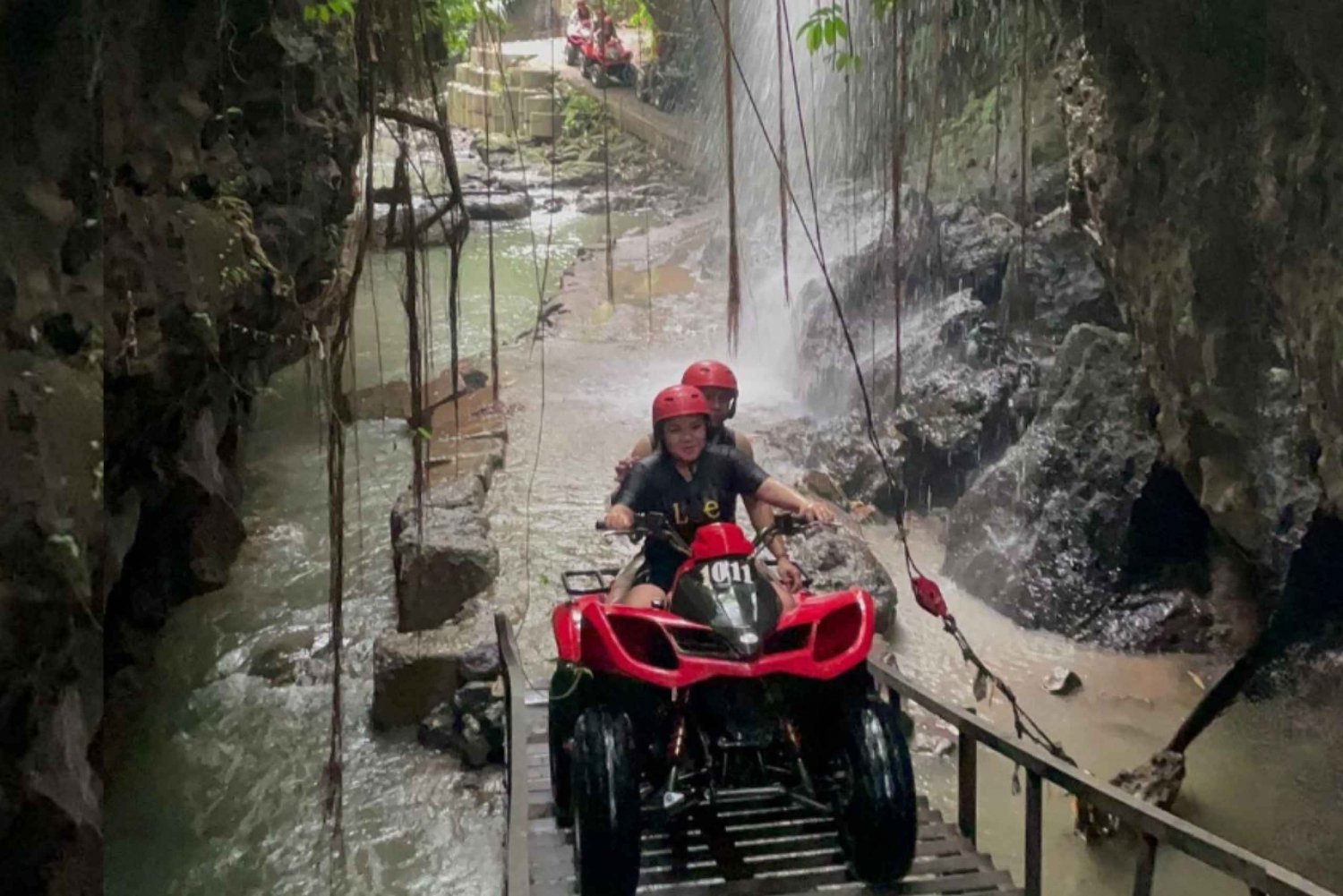 Ubud: Vattenfall och grottor i Barong med fyrhjuling