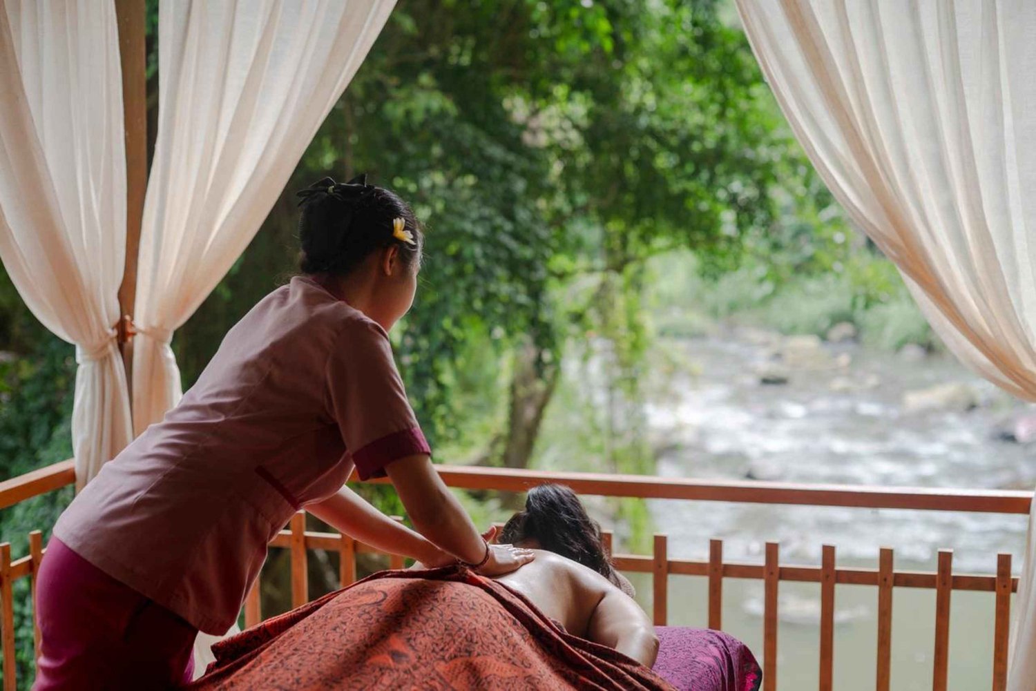 Ubud: Massagem à beira do rio e banho de flores no Ayusha Wellness