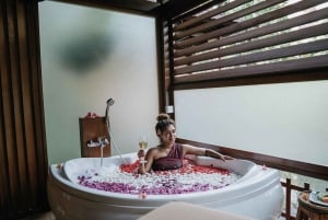 Ubud: Massasje ved elvebredden og blomsterbad på Ayusha Wellness
