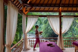 Ubud: Massasje ved elvebredden og blomsterbad på Ayusha Wellness