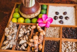 Ubud: Massasje ved elvebredden og blomsterbad på Ayusha Wellness