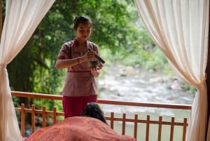 Ubud: Massasje ved elvebredden og blomsterbad på Ayusha Wellness