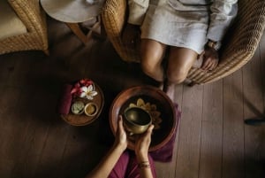 Ubud: Massasje ved elvebredden og blomsterbad på Ayusha Wellness