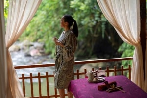 Ubud: Massasje ved elvebredden og blomsterbad på Ayusha Wellness