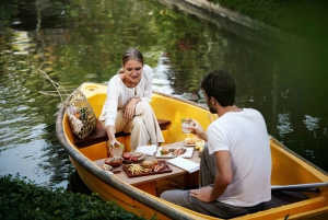 Ubud: Romantic Picnic Lunch on a Boat