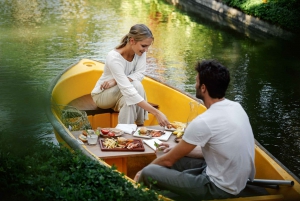 Ubud: Romantic Picnic Lunch on a Boat