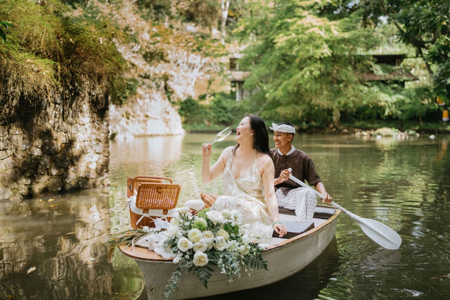 Ubud: Romantic Picnic on a Wooden Boat with Sparkling Wine