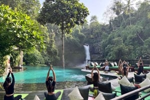 ウブド：日の出ヨガと滝と滝の祝福体験をお楽しみください