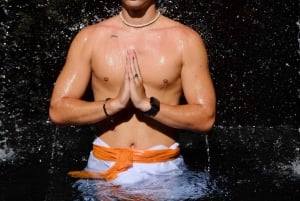 ウブド：日の出ヨガと滝と滝の祝福体験をお楽しみください