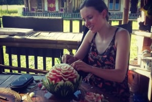 Ubud: Dreistündiger balinesischer Schnitzkurs für dekorative Früchte