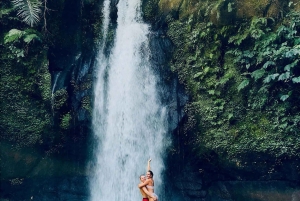 Ubud: Köysirata, vesiputous ja Tirta Empulin pyhä temppeli – matkapäivä