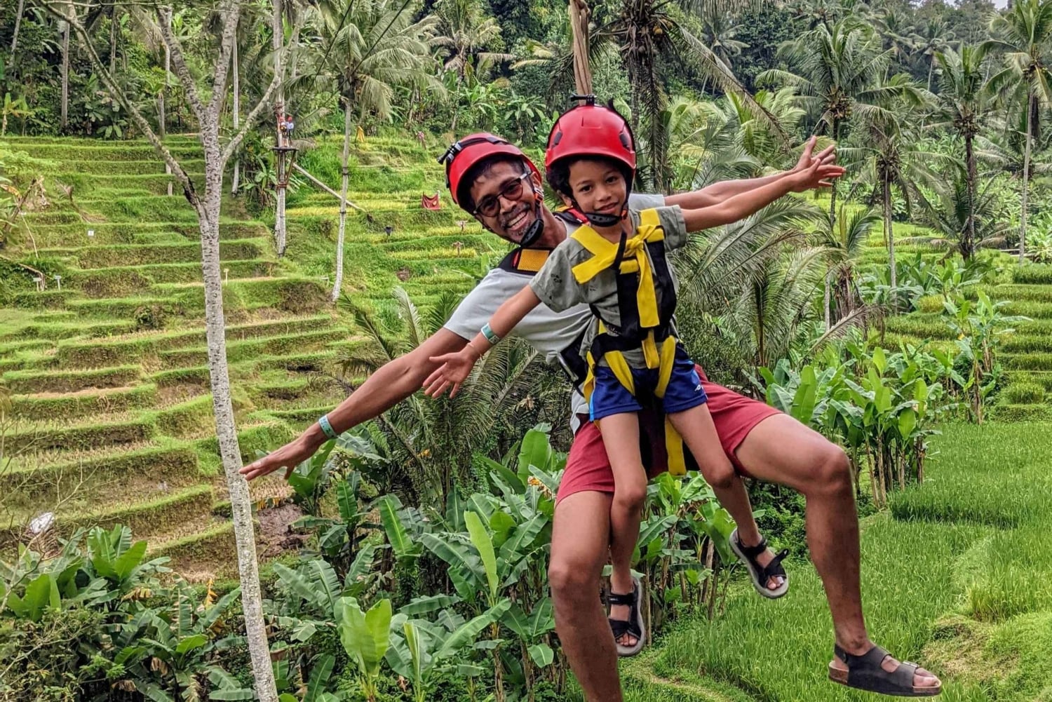 Tyrolienne et sports nautiques à Ubud (jet ski, parachute ascensionnel, bateau banane)