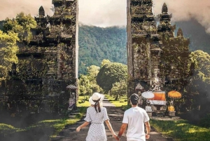 Templo de Ulundanu, portão icônico de Handara e passeio ao pôr do sol em Tanah Lot