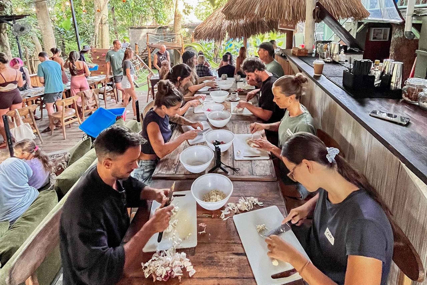 Uluwatu na Bali: gotujemy 180 posiłków dla potrzebujących