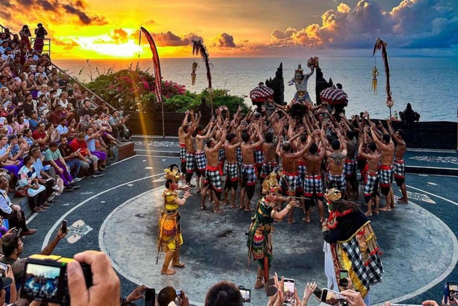 Uluwatu - kecakdans med solnedgang og de beste pakkealternativene