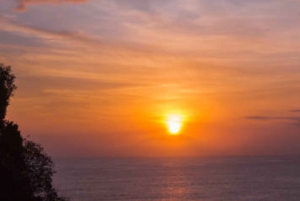 Wycieczka o zachodzie słońca do świątyni Uluwatu i romantyczna kolacja w zatoce Jimbaran